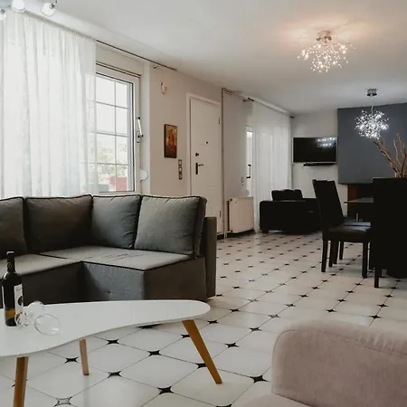 Angelika Nea Iraklitsa *