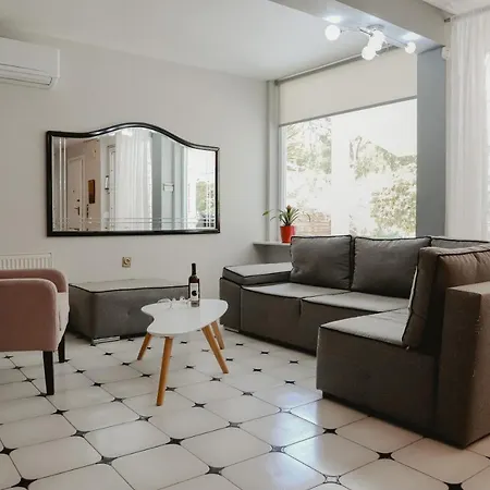 Angelika Nea Iraklitsa *